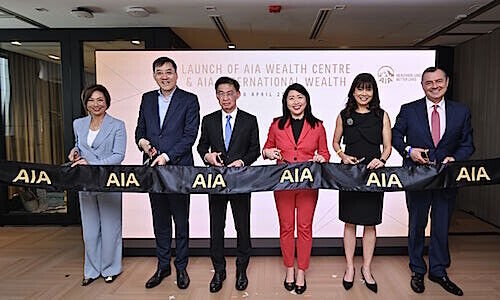 Wong Sze Keed (second from the right) (Image: AIA)