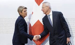 Finance Minister Karin Keller-Sutter and Credit Suisse Chairman Axel Lehmann (Image: Keystone)