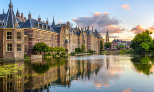 Castle Binnenhof at Hofvijver Lake in The Hague (Image: Unsplash)