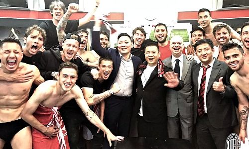 Li Yonghong and staff of AC Milan