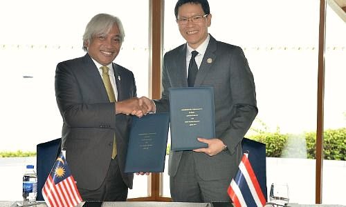 Governor of Bank Negara Malaysia, Muhammad bin Ibrahim and Governor Bank of Thailand, Veerathai Santiprabhob