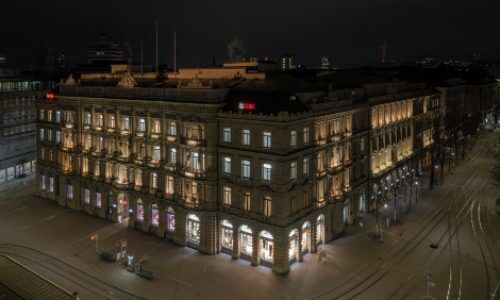 The UBS logo is now emblazoned on the former CS headquarters. (Image: zVg)